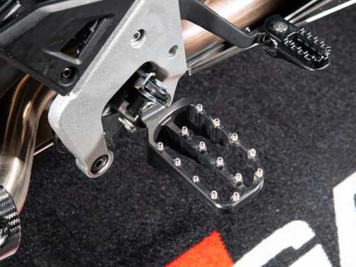 rade-garage-cfmoto-800mt-footpegs1 rade-garage-cfmoto-800mt-footpegs1