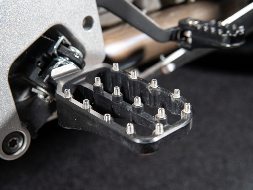 rade-garage-cfmoto-800mt-footpegs2 rade-garage-cfmoto-800mt-footpegs2